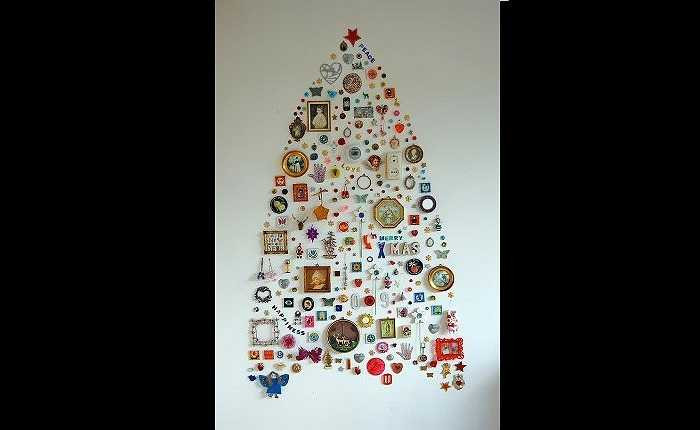 19. Những phụ kiện được gắn lên tường với đủ chủng loại, kích thước, màu sắc liên quan tới Giáng sinh cũng có thể biến bức tường nhà bạn thành những cây thông Noel khổng lồ mà lại không hề 'đụng hàng'