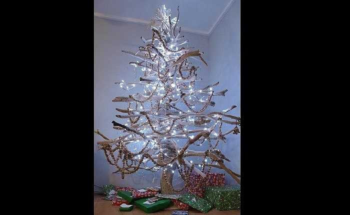 3. Giáng sinh có một cây thông trong nhà là điều rất đơn giản và không hề tốn kém nếu bạn biết sử dụng củi khô để làm cây, cộng thêm một chút khéo léo và sự trợ giúp của đèn nháy cùng một vài phụ kiện khác là ngôi nhà của bạn đã rực rỡ hơn hẳn.