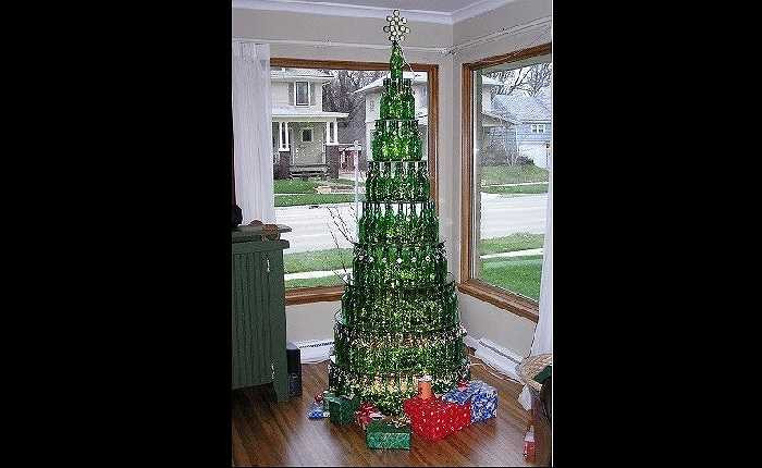 4. Cây thông Noel được tạo thành từ những lon bia. Thay vì bạn cất những lon chưa uống và vứt hết những lon đã dùng thì nên mang hết ra và xếp chúng lại thành hình tháp. Bạn sẽ ngỡ ngàng với cây thông Noel xanh mướt của mình.