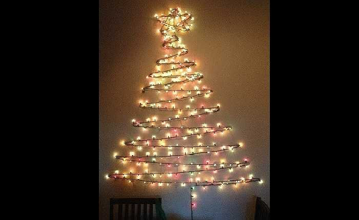 5. Không gì đơn giản hơn khi chỉ với vài dây đèn nháy được xếp theo hình dích dắc , bạn đã có ngay một cây thông rực rỡ không kém những cây thông thật mà lại không hề tốn kém chút nào.