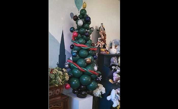 6. Cây thông Noel được kết bằng bóng bay đòi hỏi bạn phải có khiếu thẩm mỹ để phối màu, một đôi tay khéo léo kết bóng thành hình cây thông và hơn nữa là có sức để thổi được những quả bóng như ý.