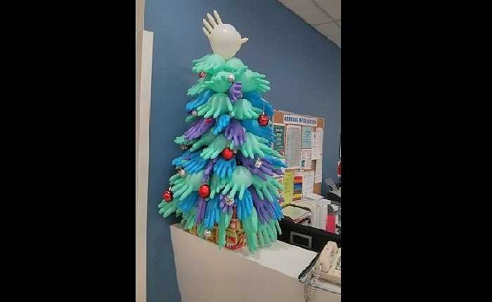 7. Với những chiếc găng tay cao su hàng ngày tưởng chừng chẳng có công dụng gì khác ngoài việc bảo vệ đôi tay khi làm việc thì nay cũng trở thành một trong những vật liệu độc đáo để làm cây thông Noel.