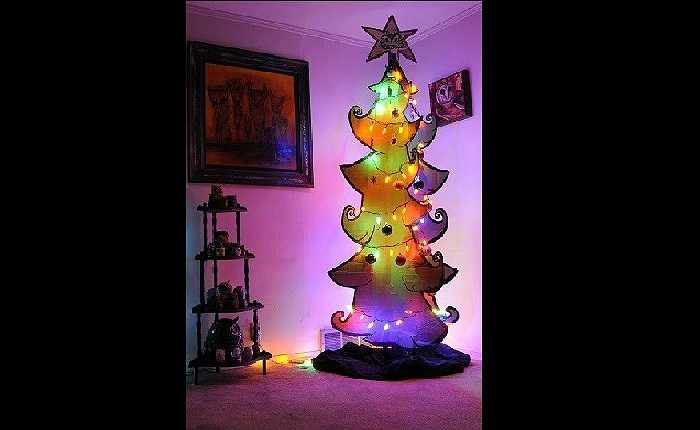 8. Chỉ với bìa giấy và đèn màu bạn đã có thể làm được một cây thông cao và nhiều màu sắc trong gia đình mình, còn đẹp hay không còn tùy thuộc rất nhiều vào khả năng thủ công và thẩm mỹ của bạn.