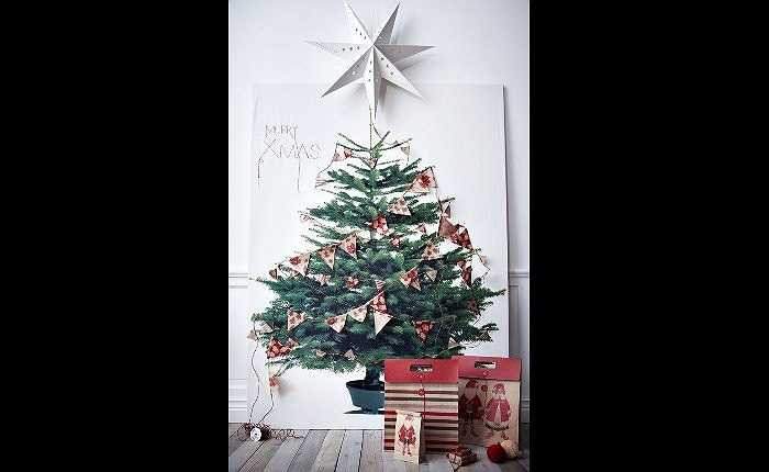 9. Giáng sinh 'tiết kiệm' hơn bao giờ khi bạn tận dụng ngay một bức tranh chụp cây thông Noel thật to và treo đèn lên như cây thông Noel thật, hẳn là bạn sẽ có một cây thông độc nhất vô nhị.