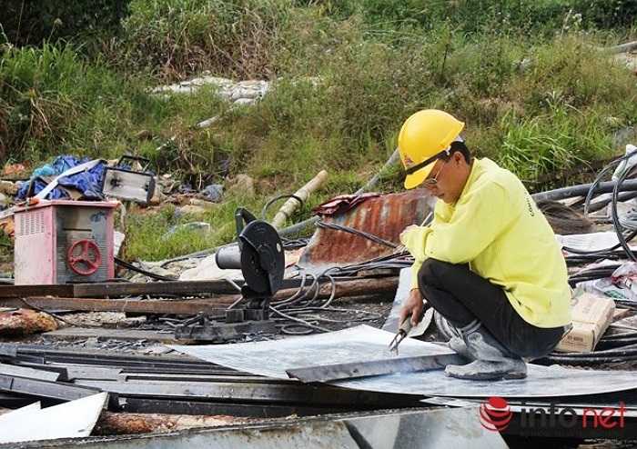 Trưa 19/12, từng tốp công nhân luân phiên nhau ra vào đường hầm phụ. Tất cả đang tập trung cao độ cho công việc đào hầm cứu người. (Theo Infonet)