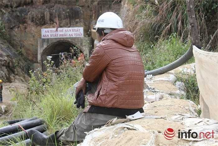 Dù mệt mỏi nhưng ai cũng hướng về 12 công nhân đang bị mắc kẹt trong hầm. (Theo Infonet)