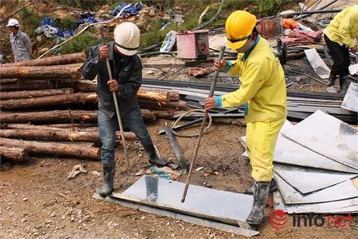 Trước cửa hầm, nhóm công nhân đang gò, hàn. (Theo Infonet) 