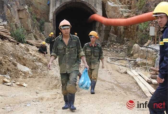 Hai chiến sỹ với vẻ mệt mỏi sau ca làm việc trong hầm. (Theo Infonet)
