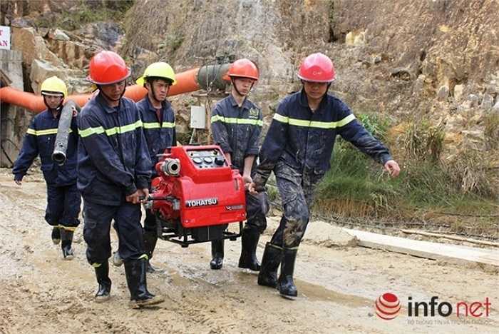 Đưa máy móc phục vụ cho việc bơm hút nước. (Theo Infonet)