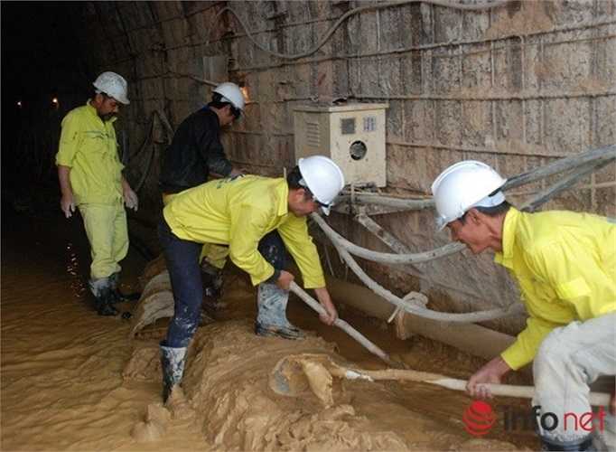 Bên trong công nhân đang hối hả làm việc. (Theo Infonet)