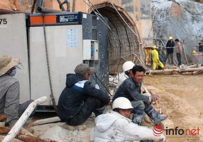 Một nhóm nghỉ ngơi sau ca làm. (Theo Infonet)