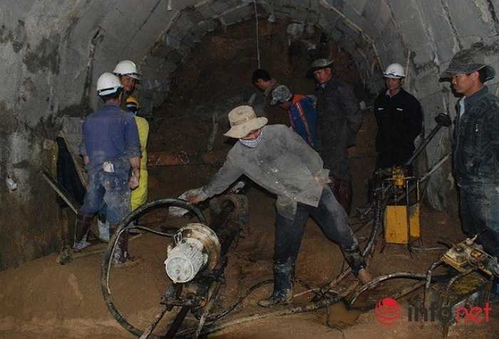 Khẩn trương hút nước ra khỏi khu vực hầm sập. (Theo Infonet)