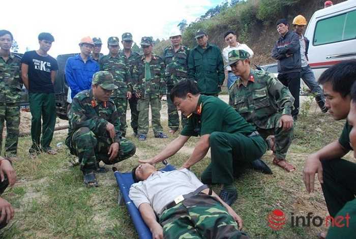 Thực tập công tác sơ cứu người tại chỗ. (Theo Infonet)