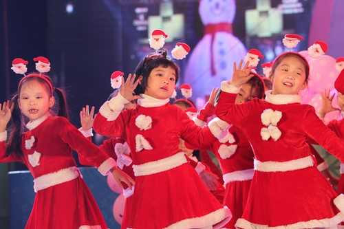 Times City rực rỡ đón Giáng sinh cùng Uyên Linh, Lưu Hương Giang