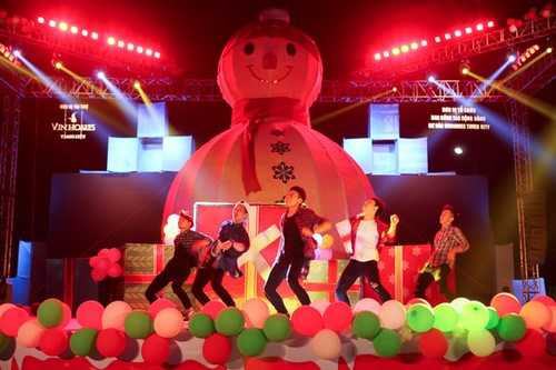 Times City rực rỡ đón Giáng sinh cùng Uyên Linh, Lưu Hương Giang