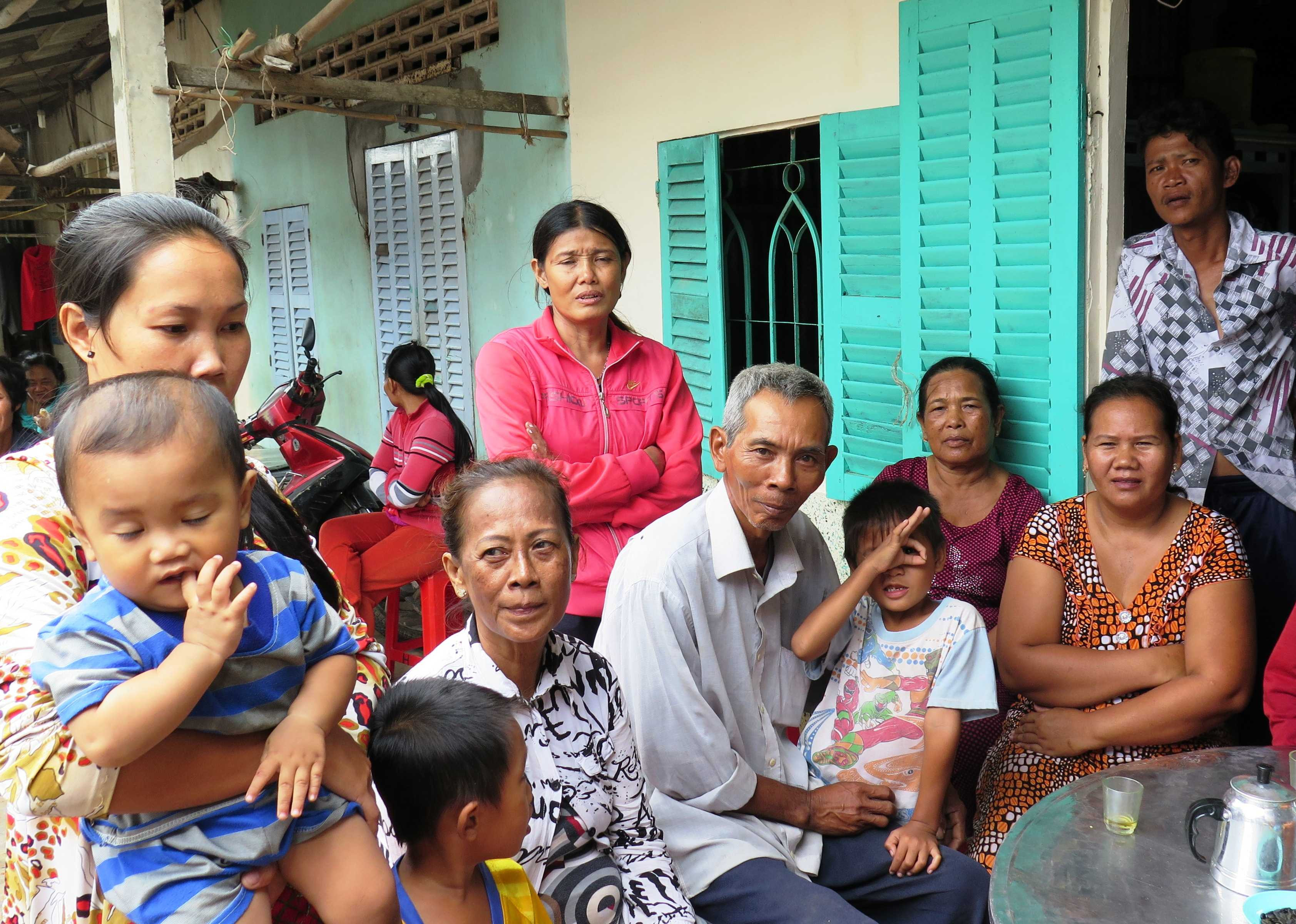 Vụ tàu cá cùng 10 ngư dân mất tích: Xóm Tình Thương chan đầy nước mắt