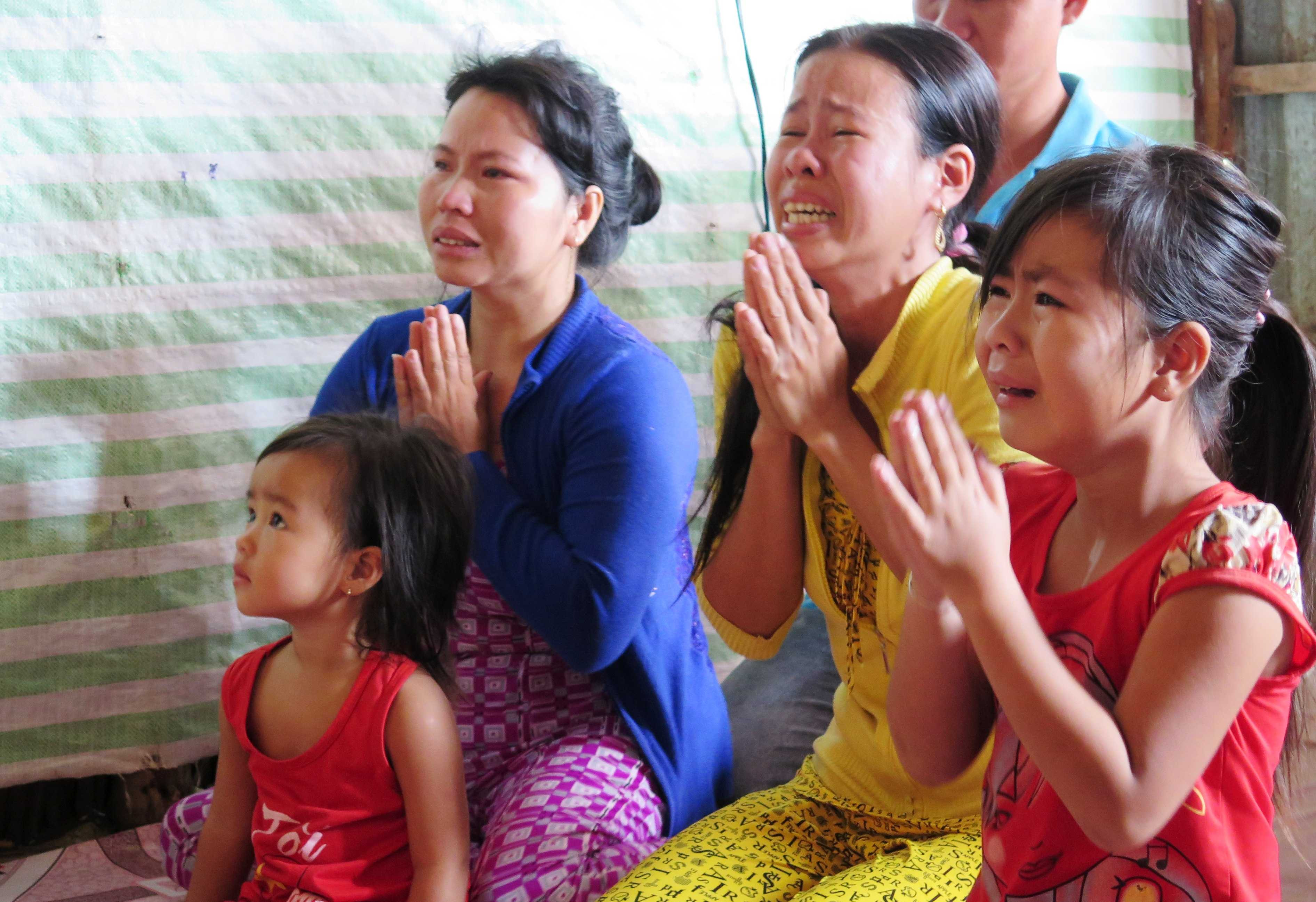 Vụ tàu cá cùng 10 ngư dân mất tích: Xóm Tình Thương chan đầy nước mắt