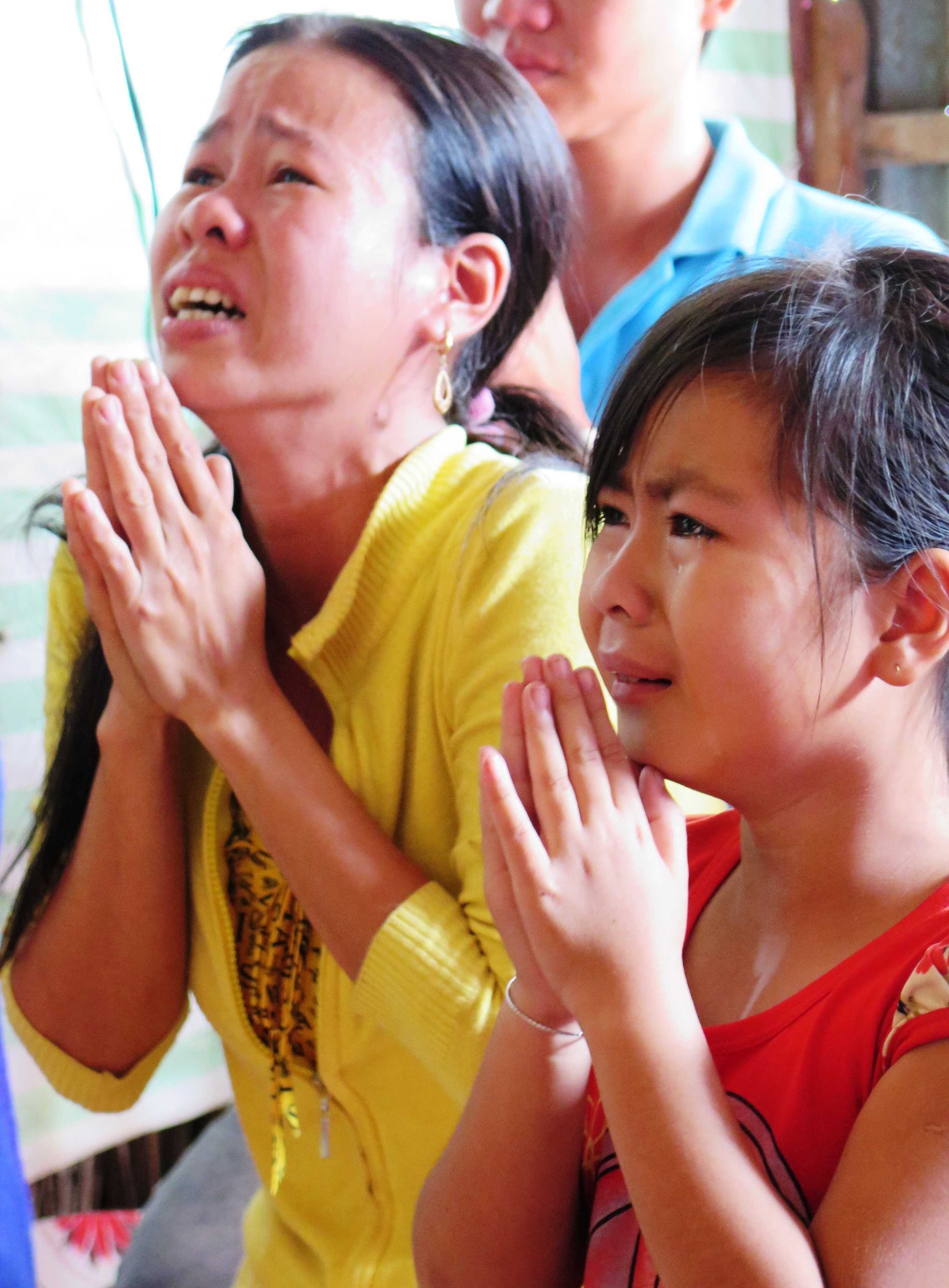 Vụ tàu cá cùng 10 ngư dân mất tích: Xóm Tình Thương chan đầy nước mắt