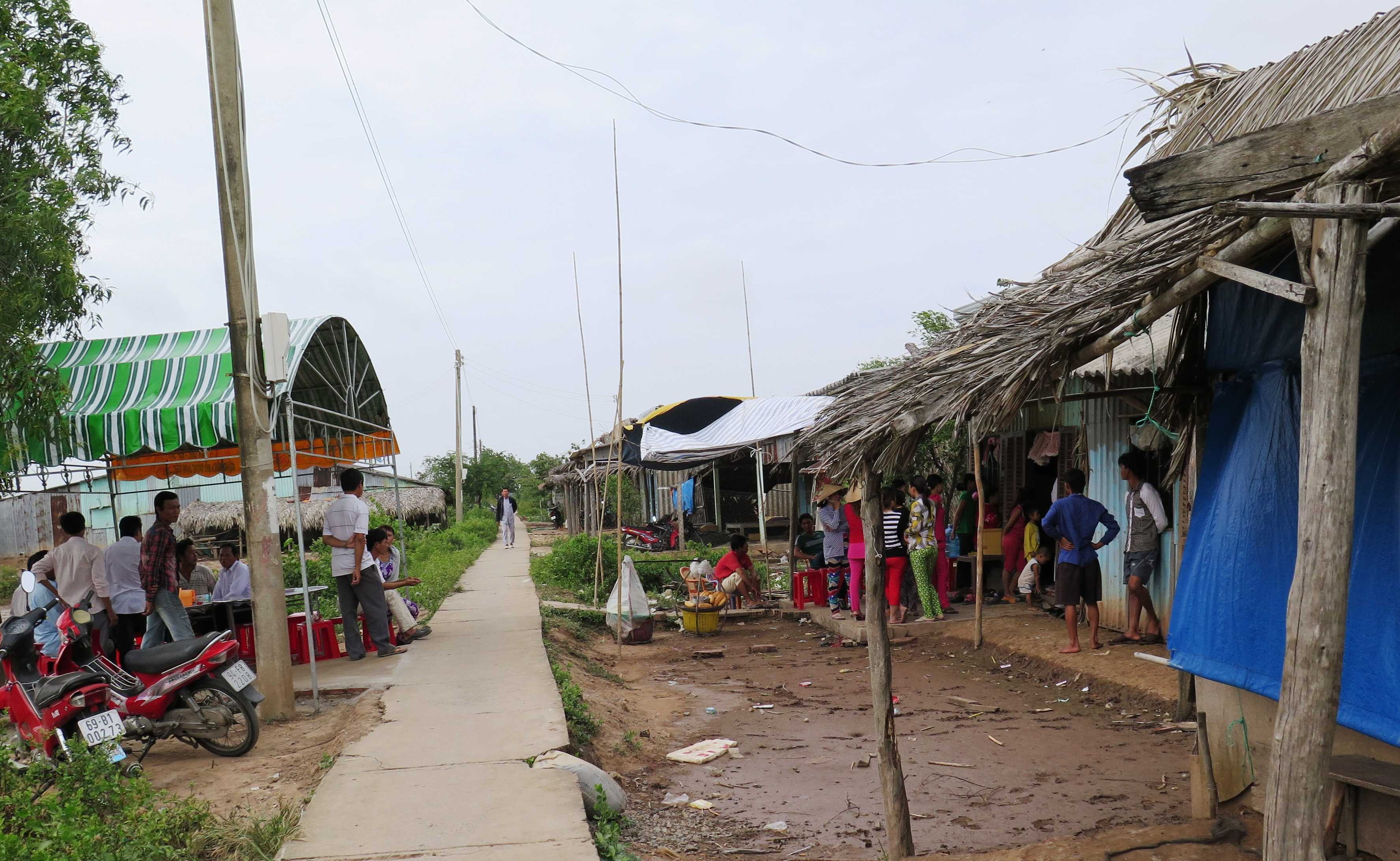 Vụ tàu cá cùng 10 ngư dân mất tích: Xóm Tình Thương chan đầy nước mắt
