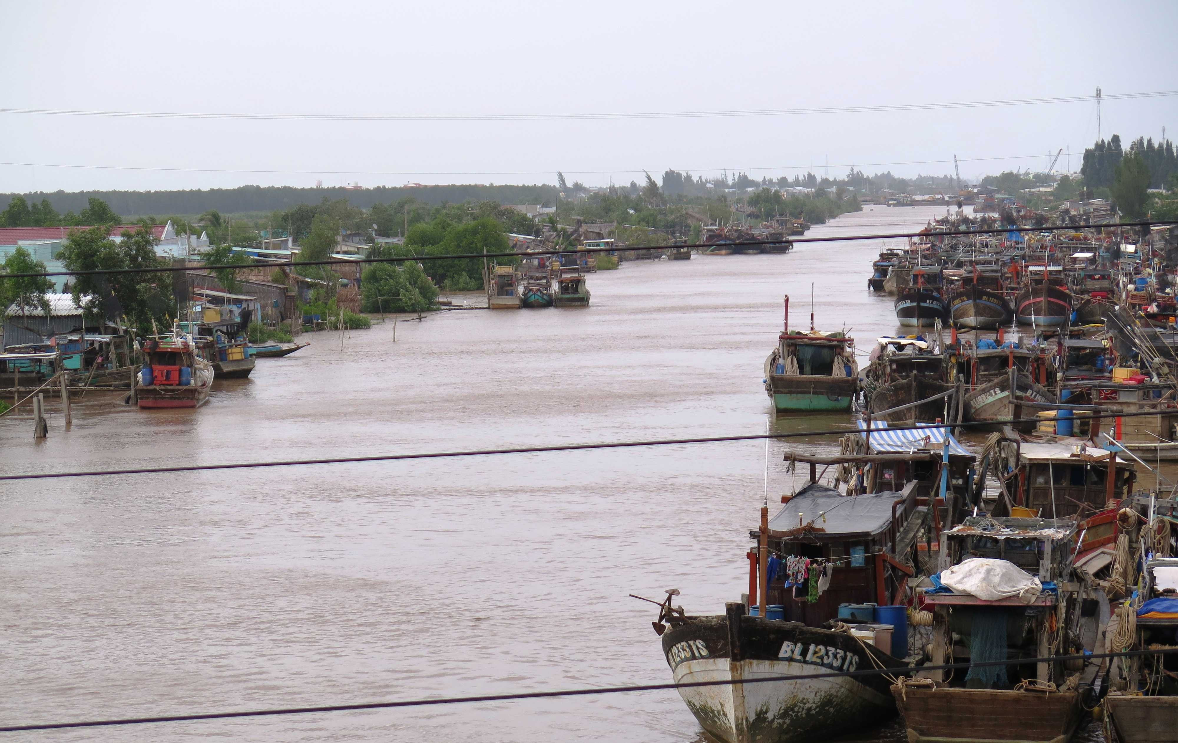 Vụ tàu cá cùng 10 ngư dân mất tích: Xóm Tình Thương chan đầy nước mắt