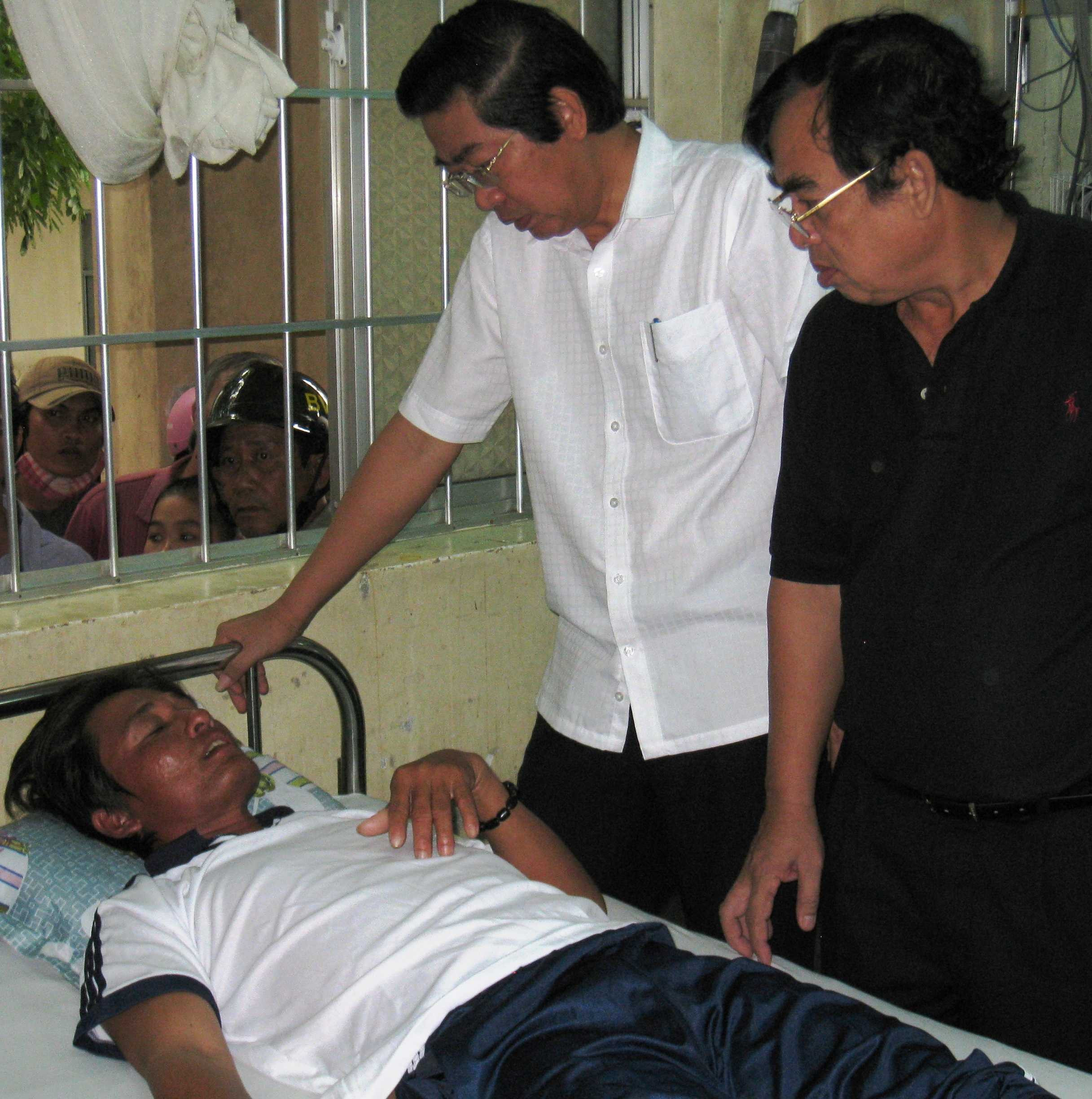 Vụ tàu cá cùng 10 ngư dân mất tích: Xóm Tình Thương chan đầy nước mắt