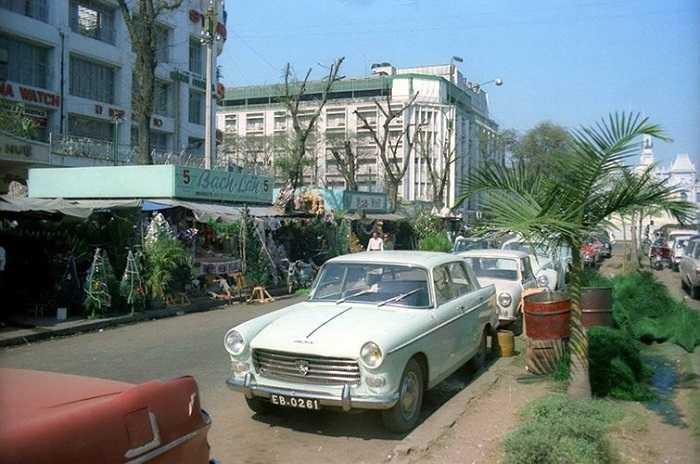 Đại lộ Nguyễn Huệ dịp Giáng sinh 1964. (Theo Kiến thức)