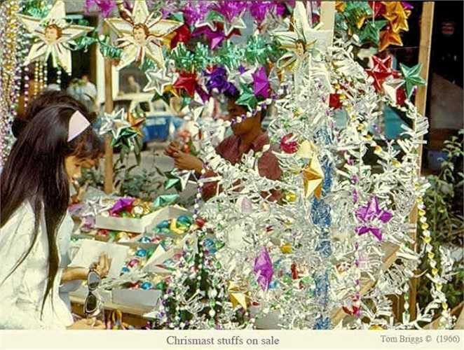 Thiếu nữ Sài Gòn bên một quầy hàng Giáng sinh, 1966. (Theo Kiến thức)