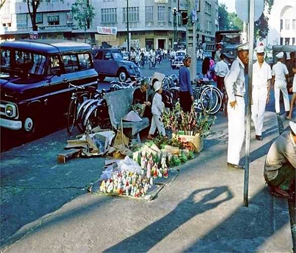 Các món đồ Giáng sinh được bày bán trên vỉa hè đường Lê Lợi, 1964. (Theo Kiến thức)