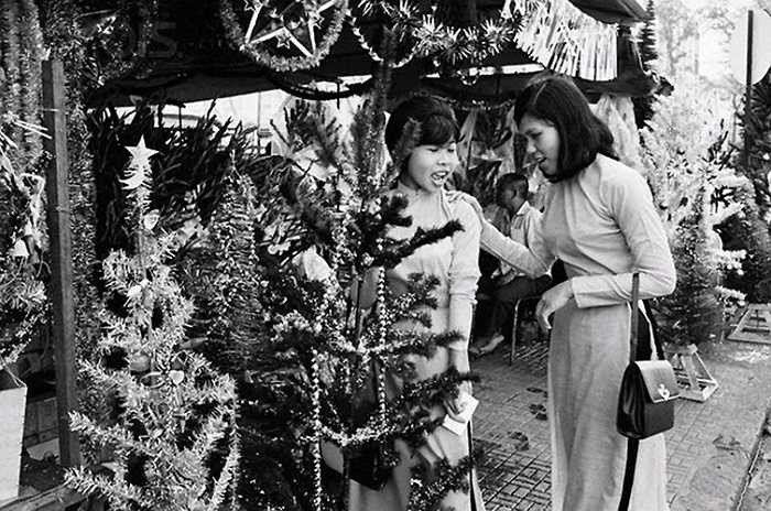 Tại một cửa hàng bán cây thông Noel, 1967. (Theo Kiến thức)