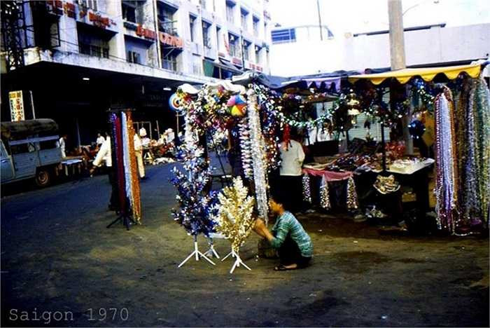 Một kios bán đồ trang trí Giáng sinh trên đường Nguyễn Huệ, 1970. (Theo Kiến thức)