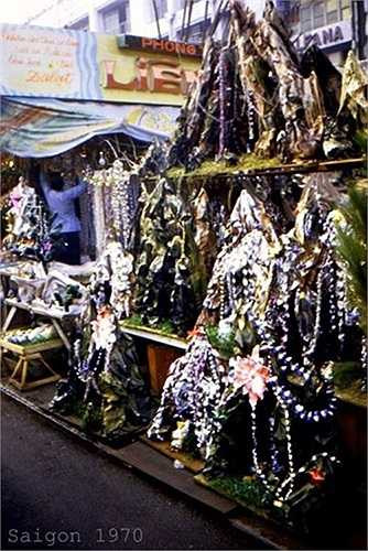 Hang đá và các vòng dây kim tuyến, 1970. (Theo Kiến thức)