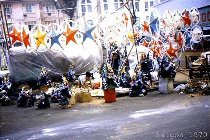 Đèn ông sao là vật trang trí không thể thiếu trong dịp Giáng sinh ở Sài Gòn trước 1975. (Theo Kiến thức)