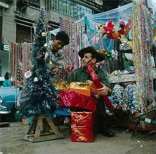 Một lính Australia mua sắm đồ Giáng sinh ở Sài Gòn năm 1966. (Theo Kiến thức)