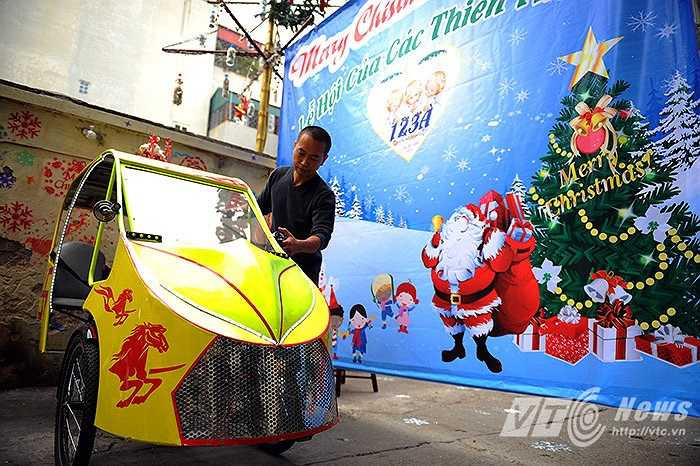 Anh Phạm Thanh Hải (41 tuổi) chủ nhân của chiếc xe đạp độc đáo này chia sẻ: ‘Chiếc xe hoàn toàn sử dụng sức người để vận hành nên rất thân thiện với môi trường và đạp xe cũng là một cách để duy trì sức khỏe của bản thân.’