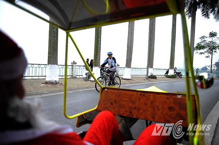 Người đi đường thích thú với vẻ độc đáo của chiếc xe.