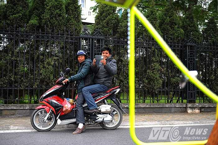 Và tranh thủ ghi lại những khoảnh khắc chiếc xe lăn bánh trên đường.