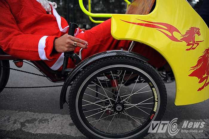 Chiếc xe sử dụng 2 phanh đĩa tại 2 bánh trước.