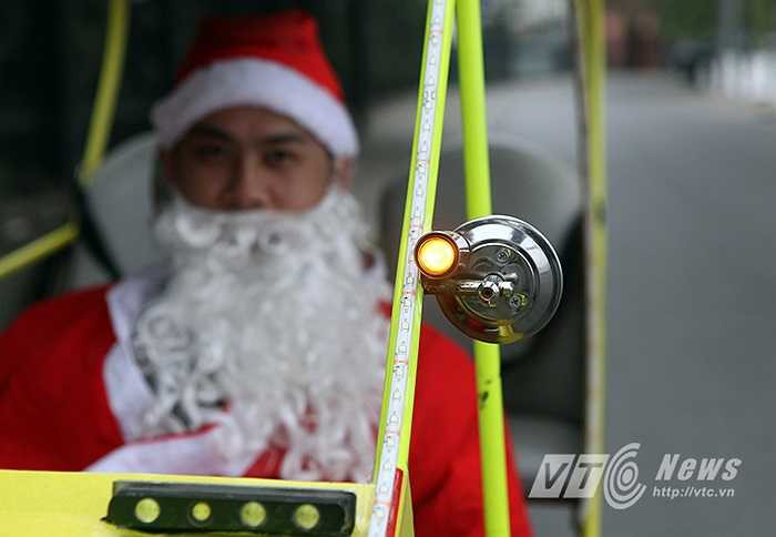 Cùng với hệ thống gương chiếu hậu, đèn signal.