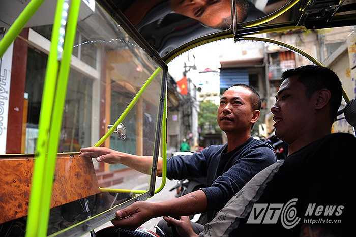 Anh Hải còn lắp đặt thêm kính phía trước để tránh mưa và gió.