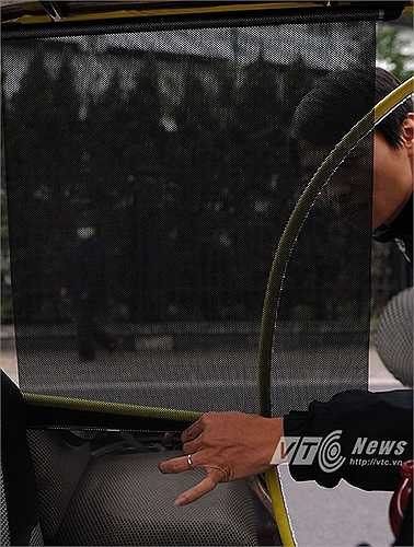 Hai bên hông xe còn được lắp đặt thêm rèm để che mưa.