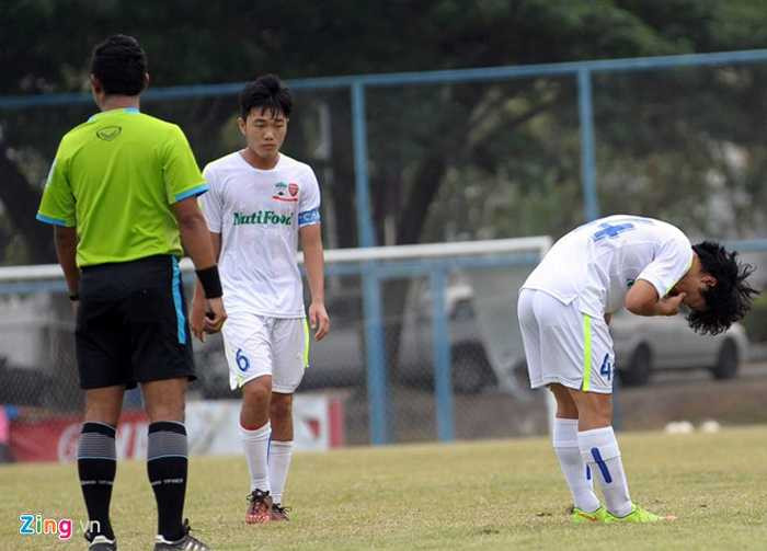 Công Phượng bị đau