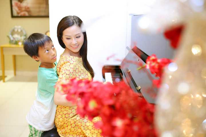 Tham gia trang trí cùng hoa hậu Thu Hoài còn có đứa con trai út, bé Bảo (tên thân mật) mới 6 tuổi nhưng rất thích phụ mẹ trang trí nhà cửa. Ngoài ra, cô em gái Hà Nguyễn cũng hào hứng phụ chị gái chăm chút cho nhà cửa, trang hoàng lộng lẫy để cùng đón gia đình về chung vui. 