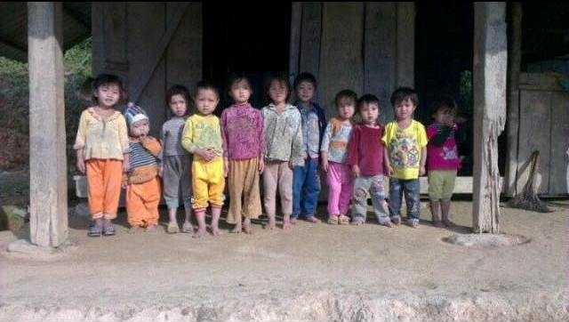 Quyên góp áo ấm cho trẻ em nghèo Hà Giang.