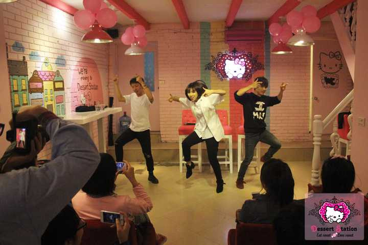  Lúc đầu gặp Nhật Minh, cô thấy ghét vì anh chàng này trông lì lợm và lạnh lùng, suốt ngày chúi đầu vào điện thoại. Sau đó Min phải lòng anh chàng đó lúc nào cũng không hay.