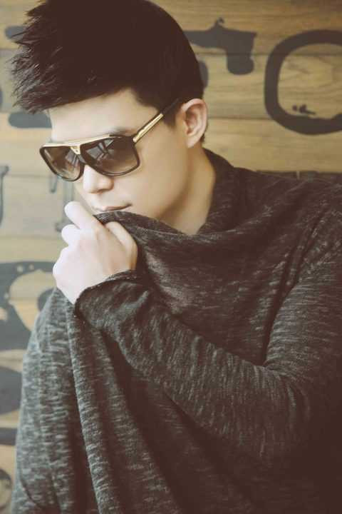 Nam ca sĩ chia sẻ: “Đây là mùa Noel thứ 6 tôi đón tại Việt Nam. Dù đã khá quen với tình trạng “độc thân vui vẻ”, tôi vẫn nhớ và mơ ước về những mùa Noel khi có gia đình bên cạnh. 