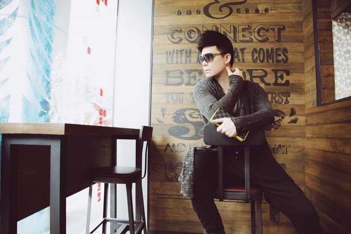 Nathan Lee khi anh bảnh bao và sành điệu xuống phố mùa giáng sinh với cả “cây hàng hiệu” gồm những thương hiệu lừng danh như: Hermes, Louis Vuitton, Yves Saint Laurent, Maison Martin Margiela