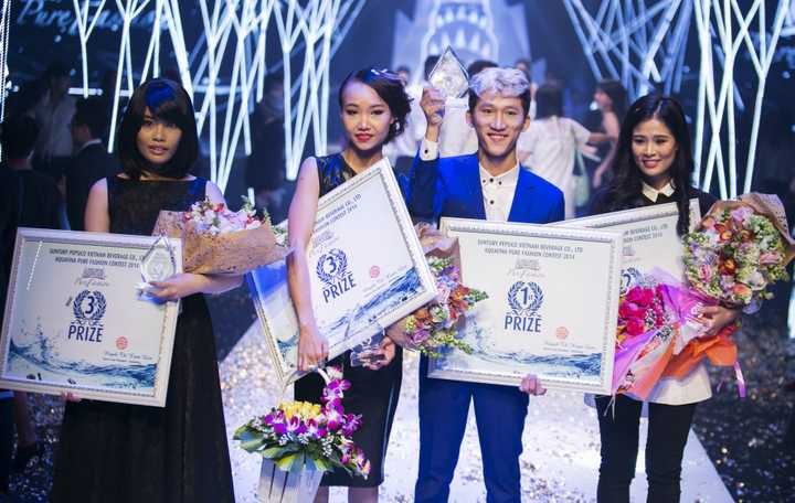 Đặc biệt, anh còn được tham dự show diễn được mong đợi nhất - Mercedes Benz Fashion Week.