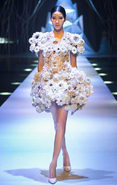 Các khách mời không chỉ thưởng thức những bộ sưu tập của các thí sinh top 4, đại diện cho thế hệ trẻ, mà còn được chiêm ngưỡng những tác phẩm mới nhất của nhà thiết kế Chung Thanh Phong, thuộc lớp đàn anh, và NTK Nguyễn Công Trí.