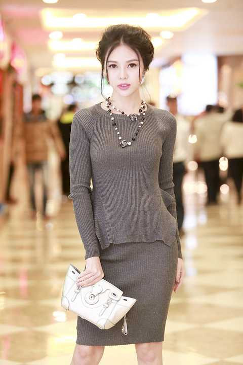  Cô khoe vóc dáng nuột nà không tì vết cùng làn da trắng mịn màng.