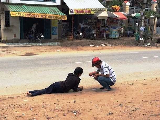 Theo ghi nhận của phóng viên VTC News, những ngã ba, ngã tư trên địa bàn TP.HCM hai hôm nay khá ‘vắng bóng’ những người sống lang thang xin ăn. (Ảnh Lê Hưng)